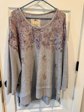 Cupio Gray Sweater with Mauve Floral Print